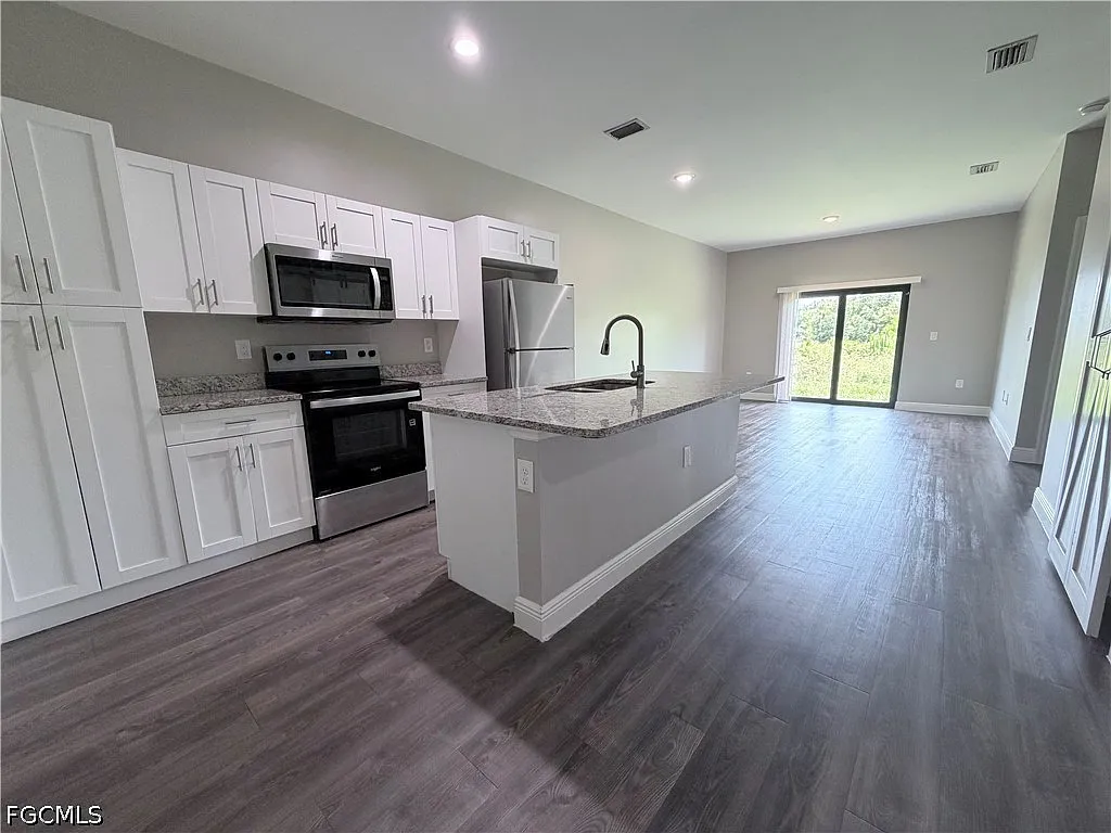 2 bed, 2.0 bath, 2336 sqft, $1,550 — Photo 2