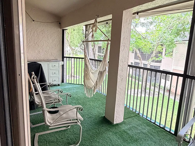 Balcony, fully meshed in