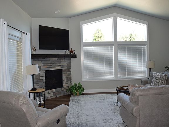 2nd image of 303 NW Collette Way