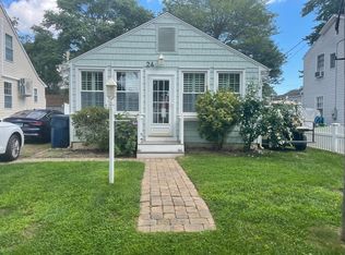 24 Gorton Ave, Old Lyme, CT 06371