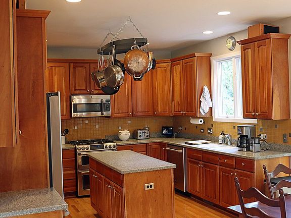 4th image of 642 Estate Ln