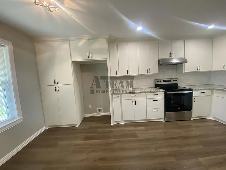 113 W Mount Vernon St — Photo 3