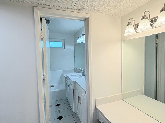 5th image of 144 S Doheny Dr #1105