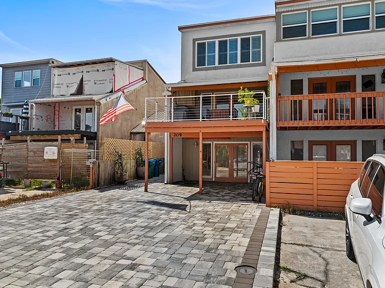 209 Myra St — Photo 3