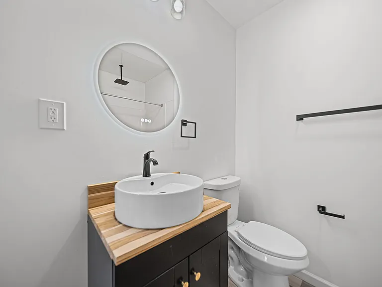 Full master bathroom.