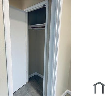 3rd image of 6646 Macarthur Blvd #17