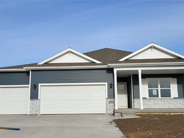 2838 Prairie Wind Ct, Hiawatha, IA 52233
