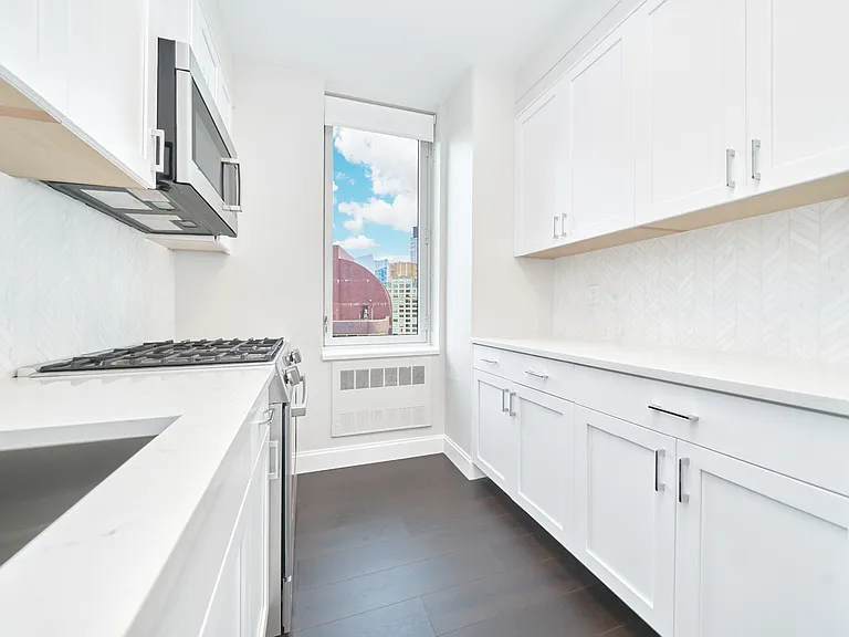 160 Riverside Blvd #21F — Photo 10