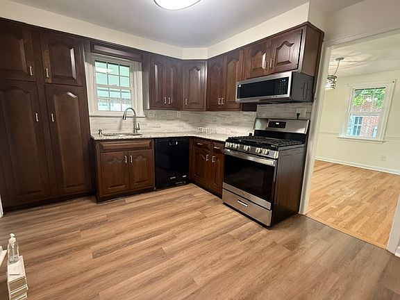 2nd image of 604 Meadow Ln