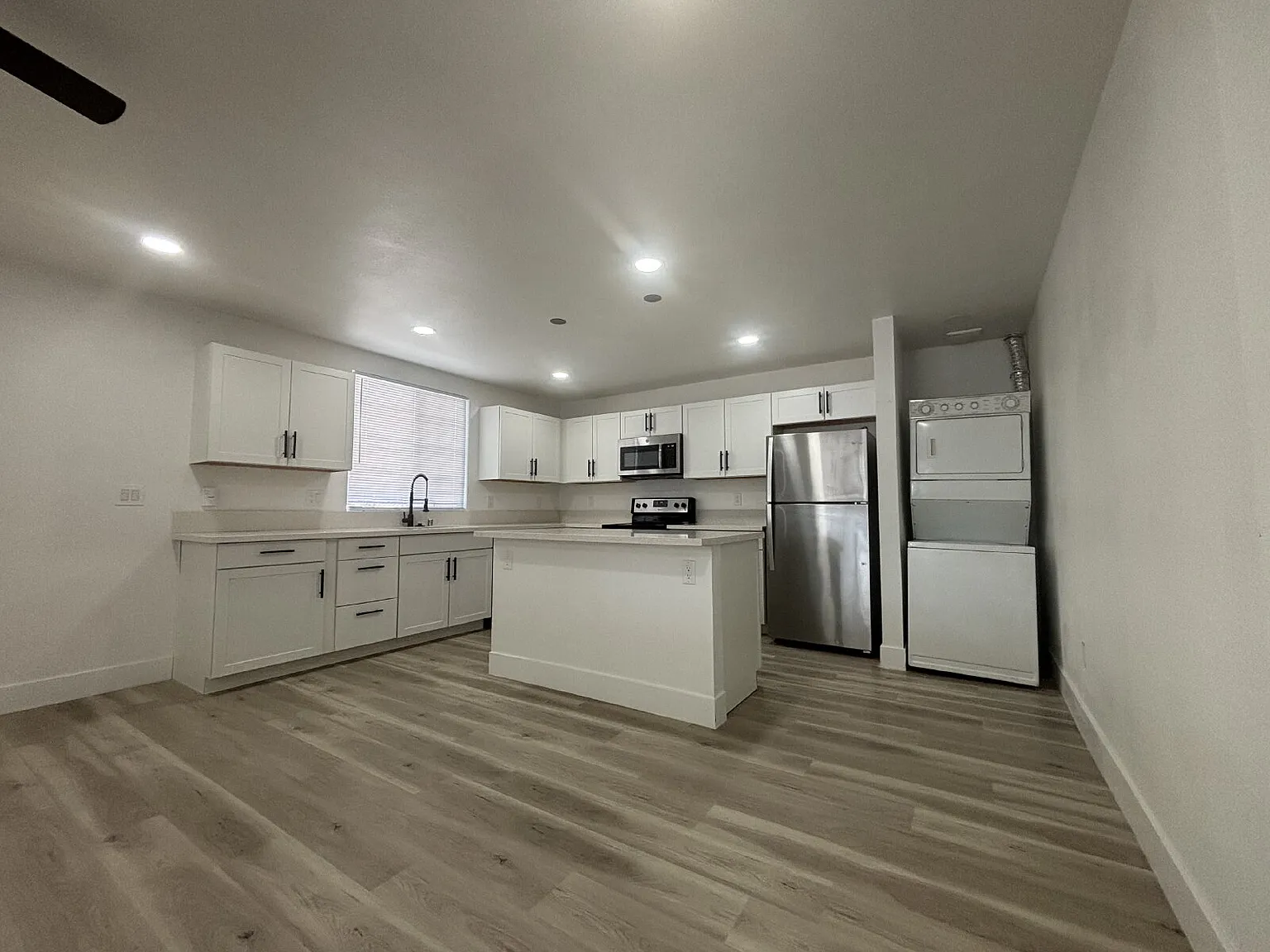 3 bed, 2.0 bath, 1000 sqft, $1,500 — Photo 2