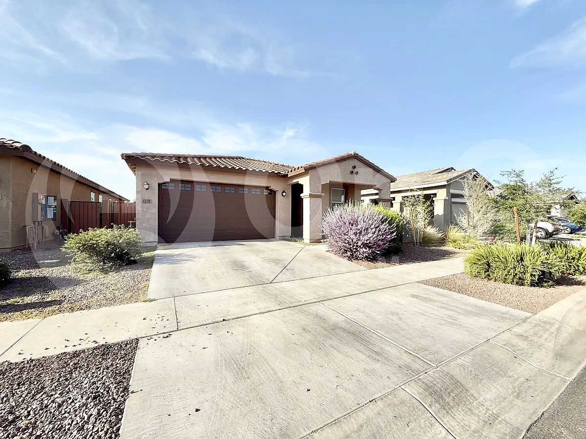 5 bed, 3.0 bath, 1968 sqft, $2,499 — Photo 1