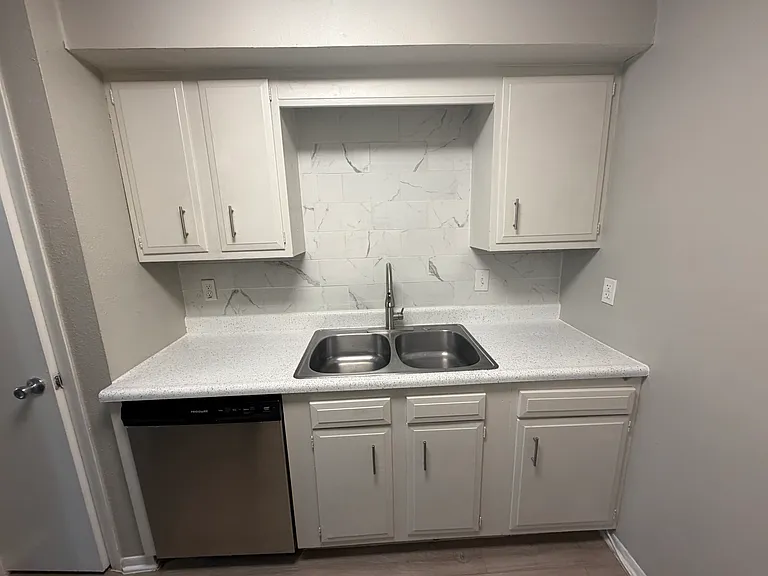 Huntington Park Apartments — Photo 12
