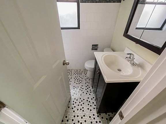 4th image of 520 1/2 W Cornelia Ave #111