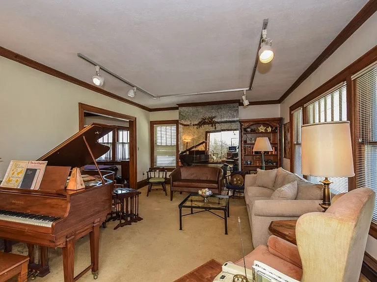2975 N Downer Ave — Photo 2