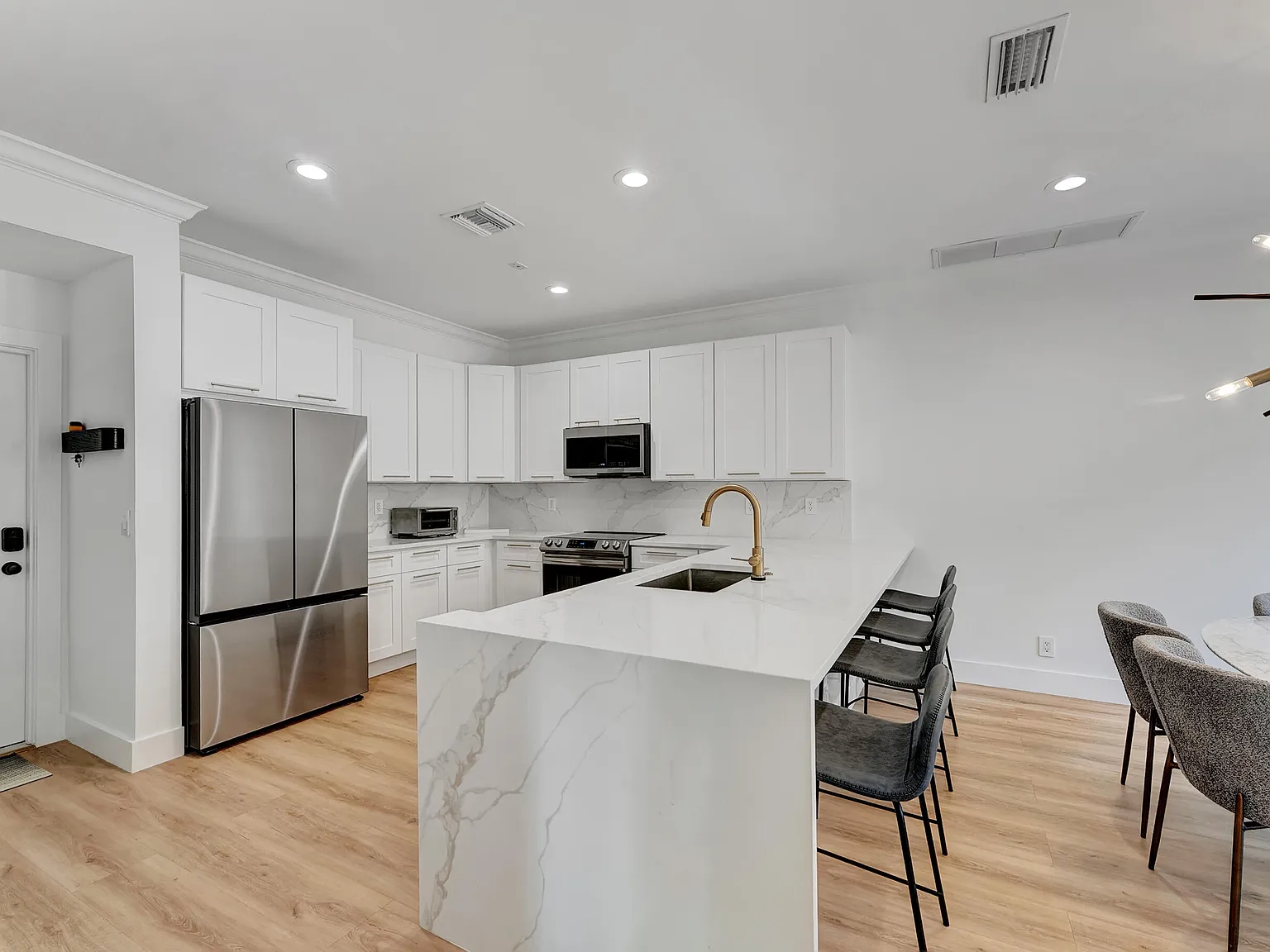 2 bed, 2.5 bath, 1918 sqft, $8,000 — Photo 3