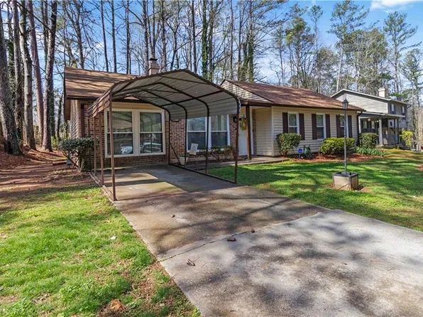 811 Longfellow Ct, Stone Mountain, GA 30088