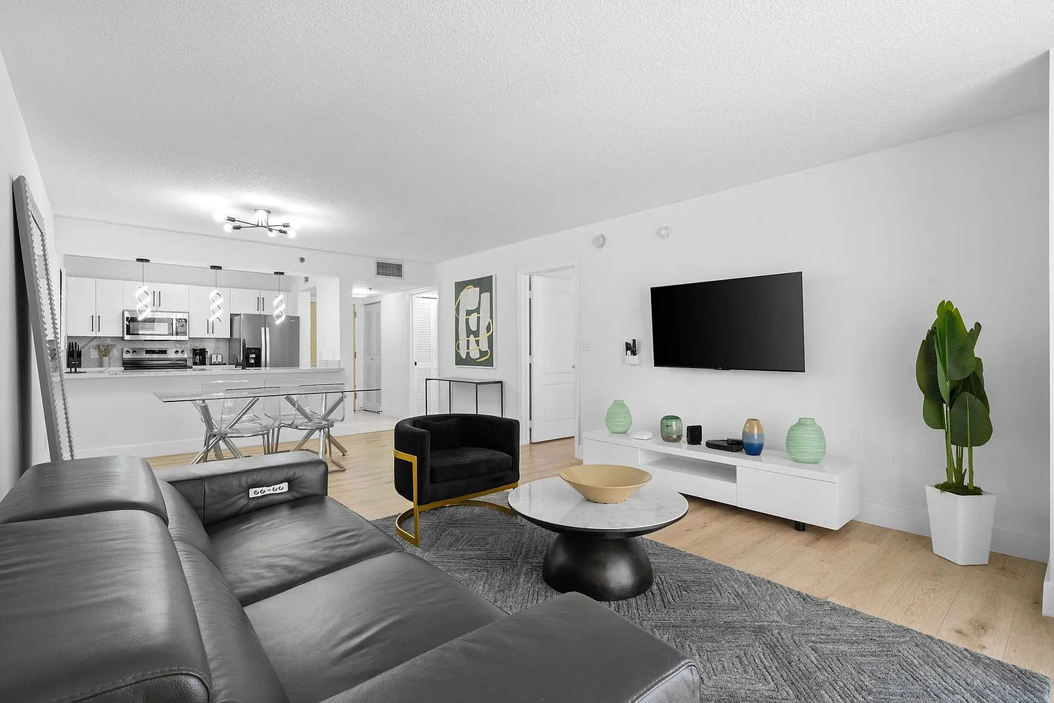 1 bed, 1.0 bath, 839 sqft, $5,092 — Photo 2