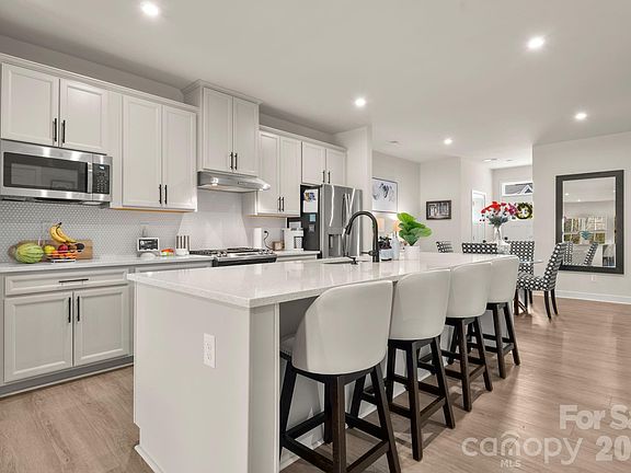 4th image of 910 Prince Garrett Way