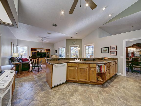 4th image of 772 Lake Dr