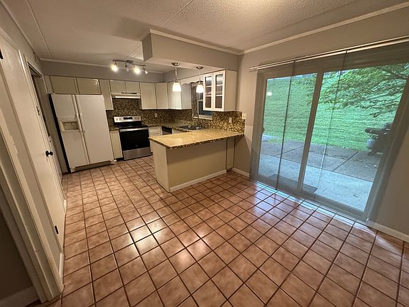 4th image of 6 Canberra Dr