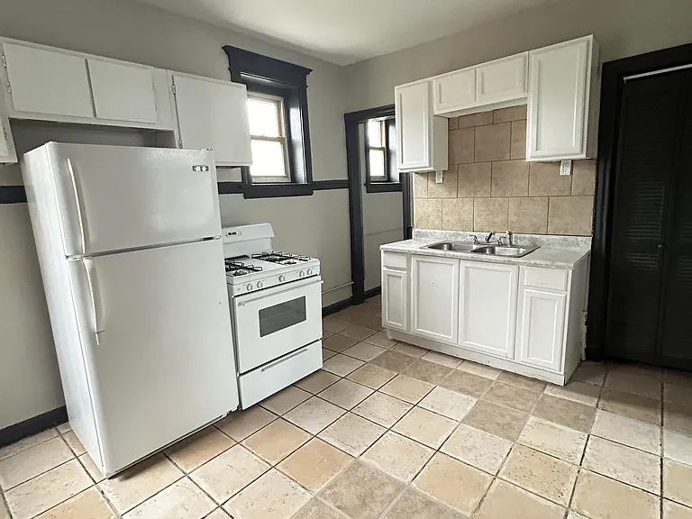 841 W 61st St #2 — Photo 6