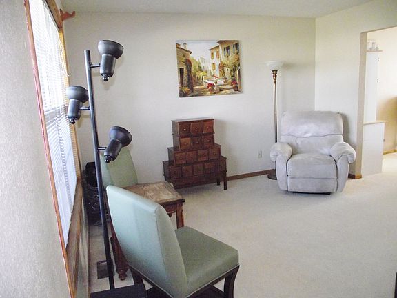 Step into this wonderful open and bright LR.  This LR or flex room has many possibilities