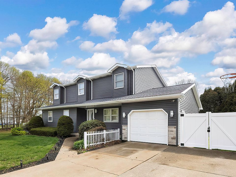 1st image of 44 Crestwood Ln