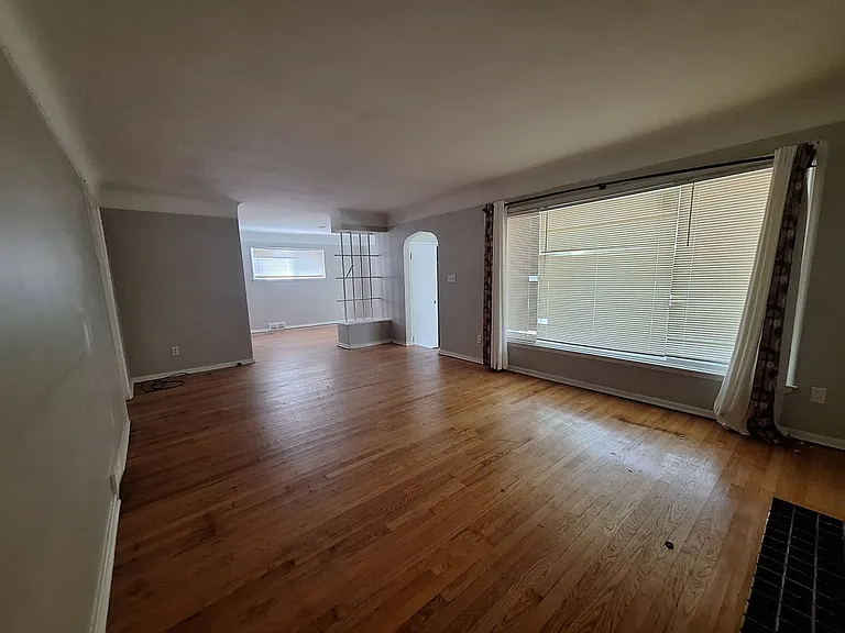 14510 Greenview Rd — Photo 2
