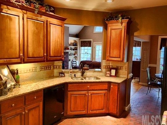 3rd image of 1015 Barrington Dr NE