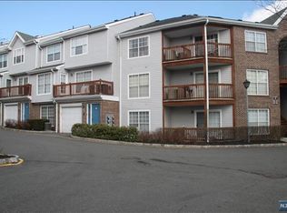 553 Ridge Ln, Fort Lee, NJ 07024