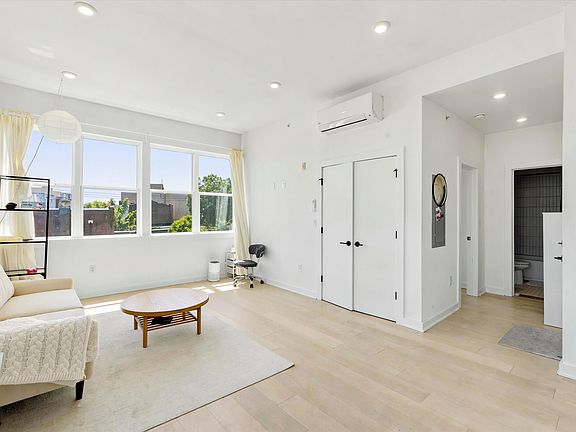 4th image of 2525 Frankford Ave #5