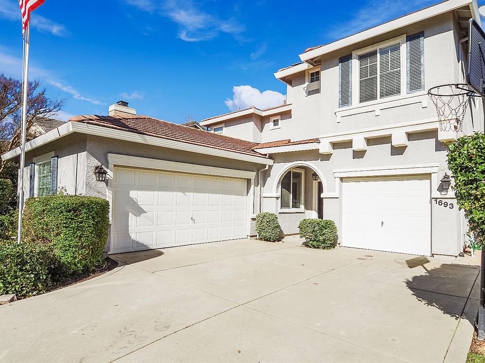 1st image of 1693 Dunsmuir Way