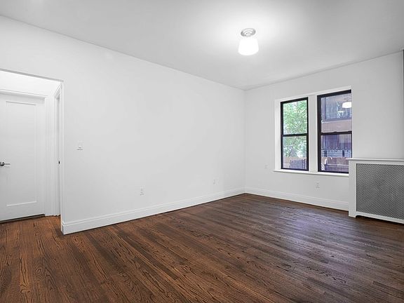 3rd image of 140 Waverly Pl #1B