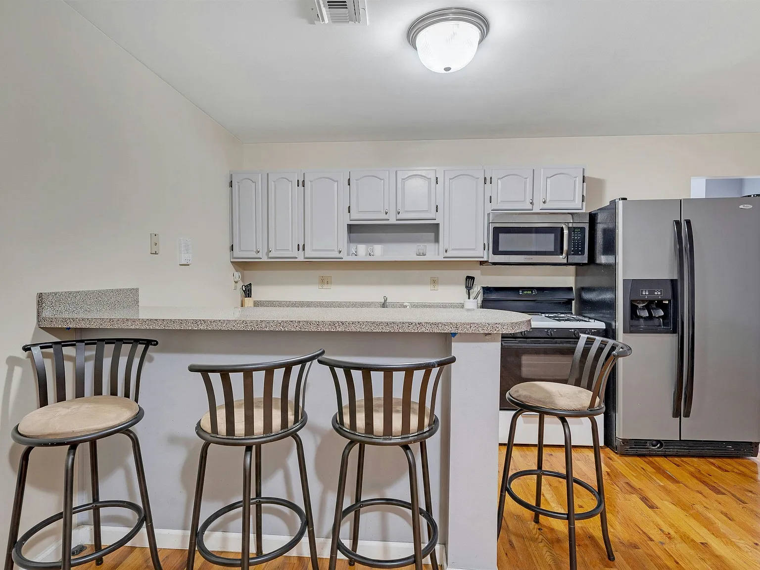 2 bed, 1.0 bath, $2,600 — Photo 2