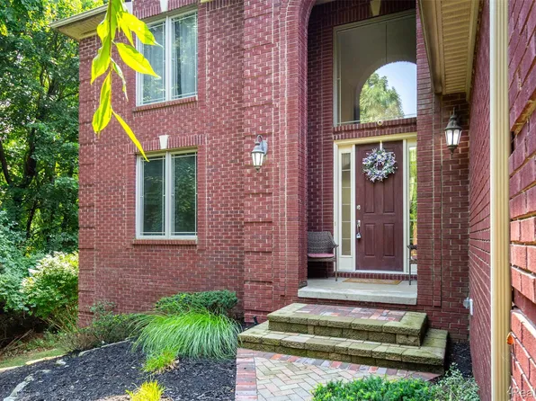 32393 Maria Ct, Livonia, MI 48152