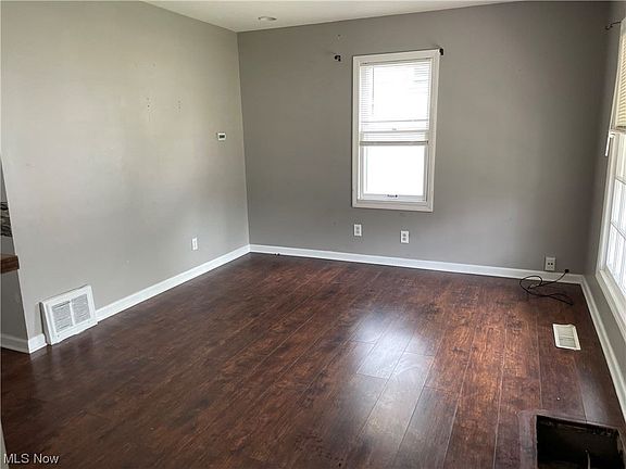 5th image of 937 Saxon Ave