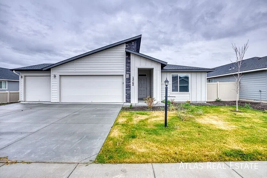 Beautiful single-level 4 bed, 2 bath home with vaulted great room! — Photo 1
