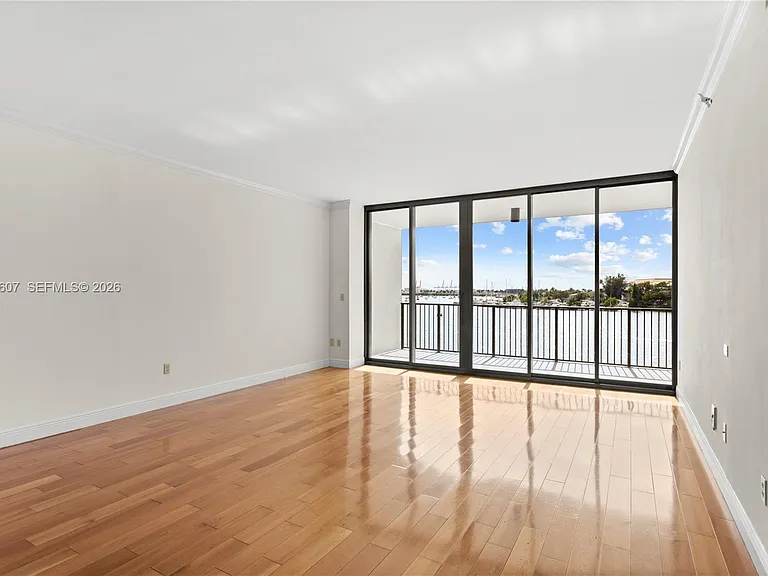 1000 Venetian Way #301 — Photo 3
