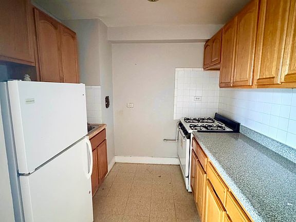3rd image of 405 E 16th St #3V