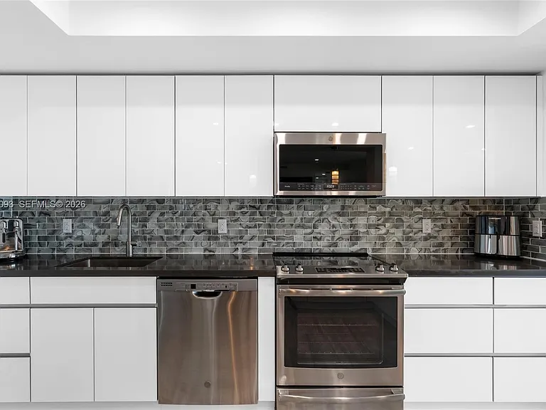 5055 Collins Ave #10H — Photo 34