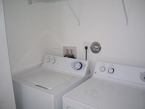 4th image of 1420 NE 33rd Ave Unit 201