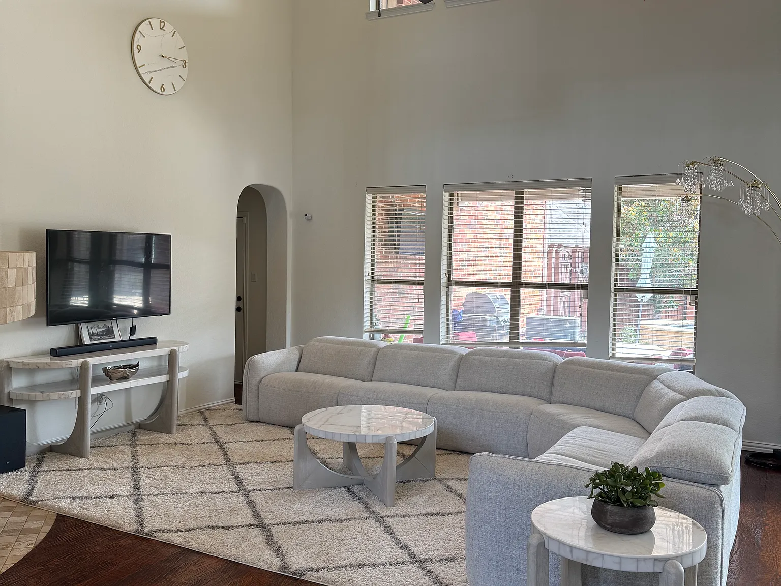 5 bed, 3910 sqft, $4,900 — Photo 2