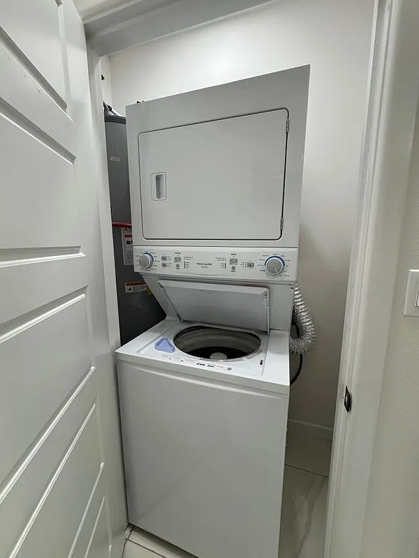 3 bed, 2.0 bath, 868 sqft, $1,300 — Photo 2