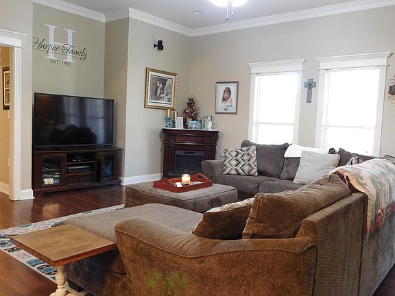 5th image of 33 Windy Hill Dr