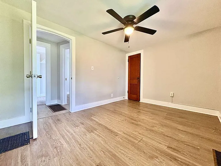 1202 W 7th St — Photo 14