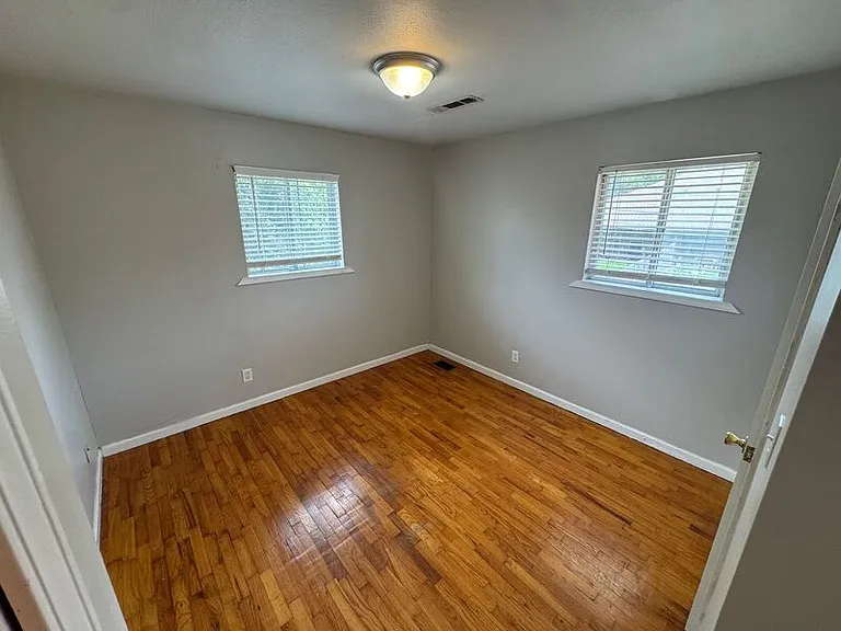 2929 E University St #5 — Photo 8