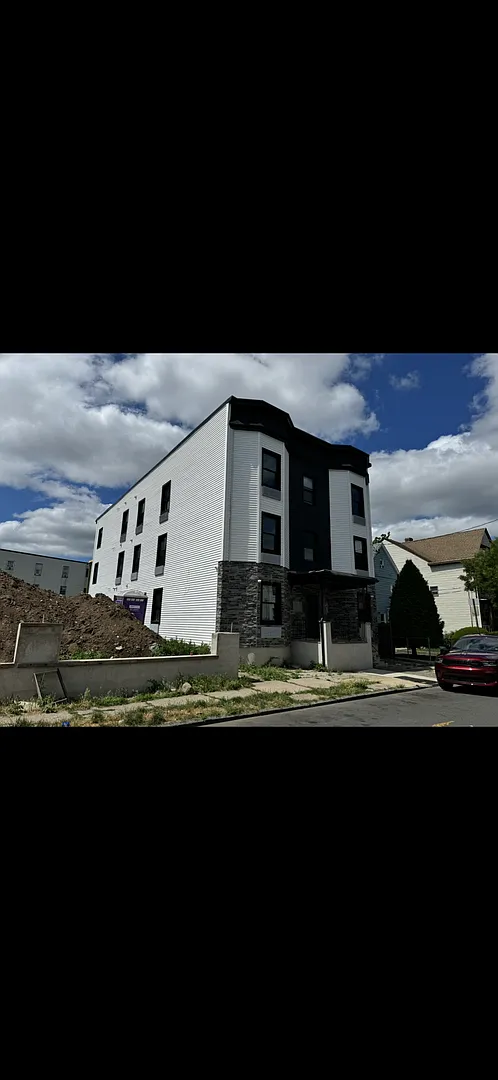 124 Putnam St — Photo 1
