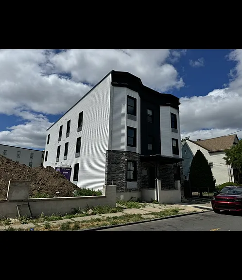 124-128 Putnam St — Photo 1