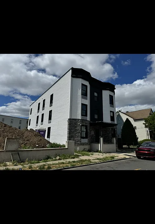 124-128 Putnam St
