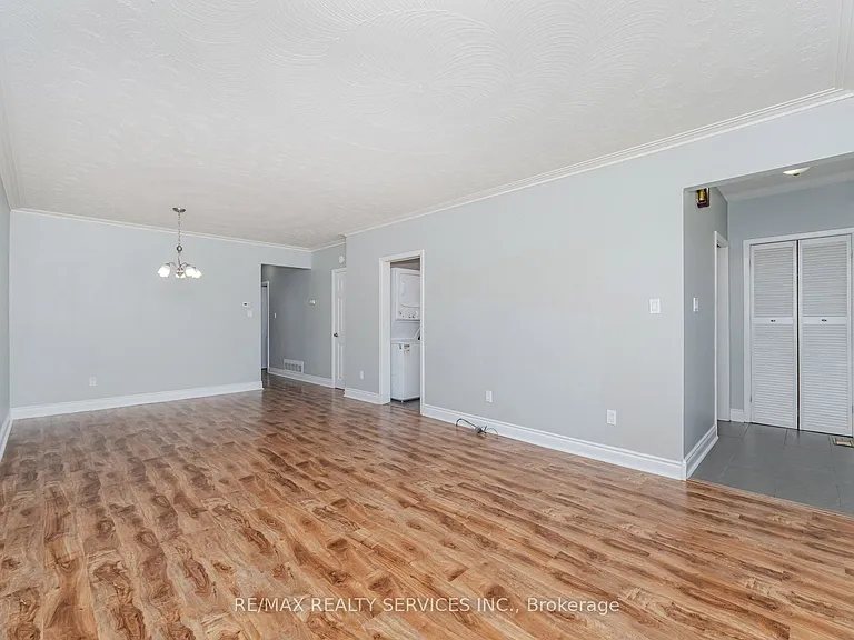 61 Avondale Blvd — Photo 9